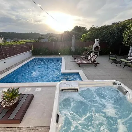 Stella With Pool & Heated Jacuzzi Zmijavci