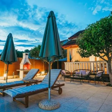 Stella With Pool & Heated Jacuzzi
