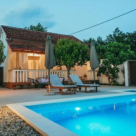 Villa Stella With Pool & Heated Jacuzzi Zmijavci