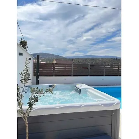 Stella With Pool & Heated Jacuzzi Zmijavci