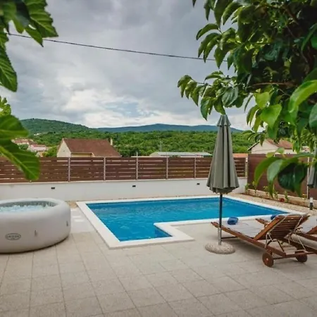 Stella With Pool & Heated Jacuzzi