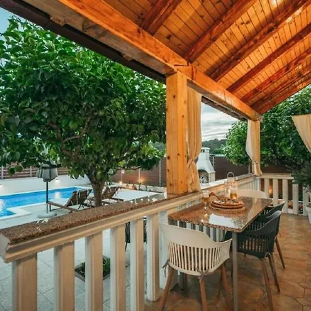 Stella With Pool & Heated Jacuzzi *