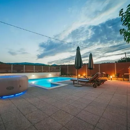 Stella With Pool & Heated Jacuzzi Willa Zmijavci