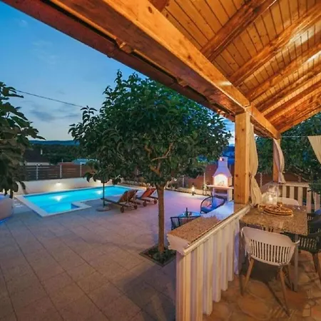Stella With Pool & Heated Jacuzzi *
