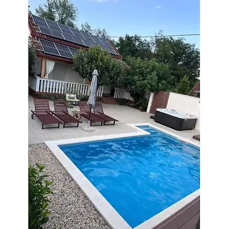 Stella With Pool & Heated Jacuzzi
